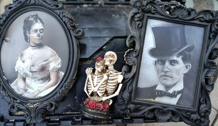 Gothic Halloween Decor Set with Frames and Figurine