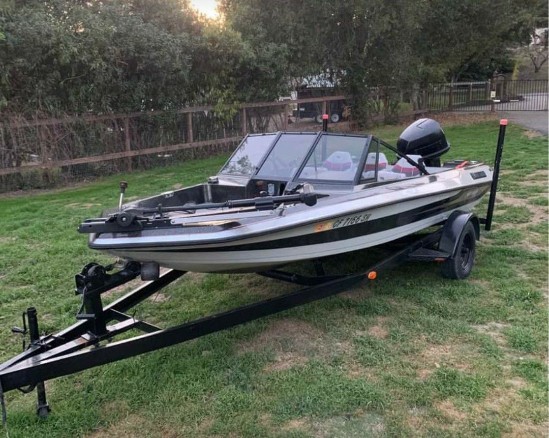 1988 Stratos 266 Bass Boat 