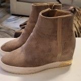 Cute DKNY Ankle Boots Beige & White Suede W/gold Hardware