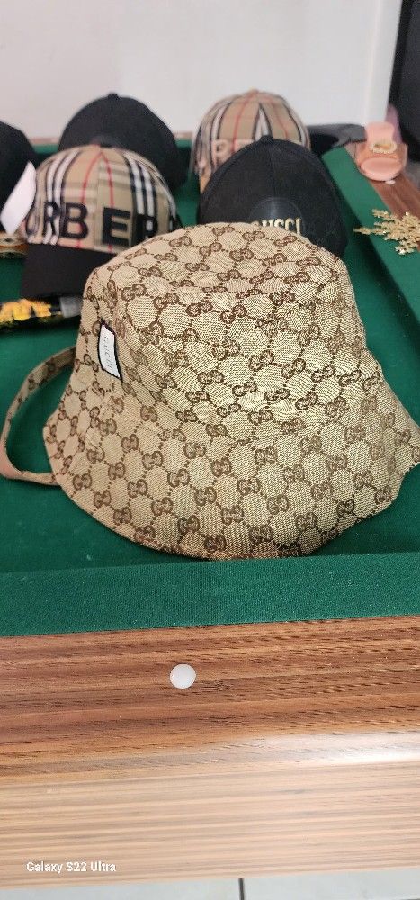 GUCCI HAT Supreme