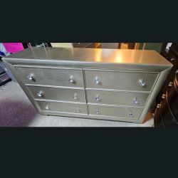 6 Piece Complete Bedroom Set Must Go ASAP!