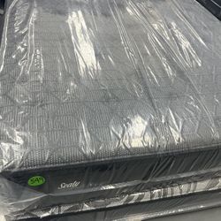 QUEEN SIZE SEALY POSTUREPEDIC (FIRM) MATTRESS & BOX SPRING BED SET