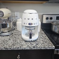 Smeg

Retro-Style Drip Coffee Machine (10 Cups) - White

PRICE:

$300.00