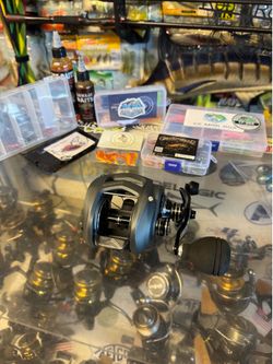 (Murrieta) New Okuma Komodo 471 power handle casting fishing reel.