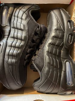 Airmax 95 Triple Black Size 4Y BRAND NEW