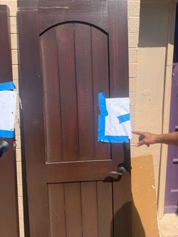 Cada puerta de madera 30 y las de vidrio las dos por 100