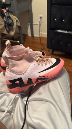 Soccer shoes