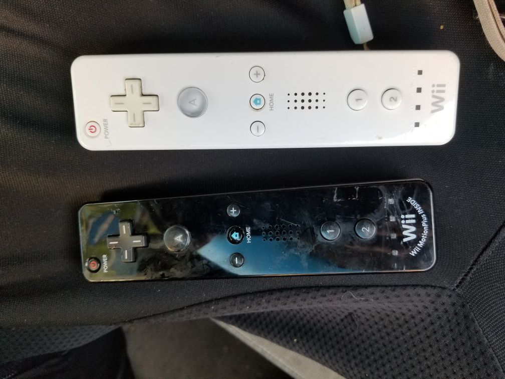 2 Wii remotes