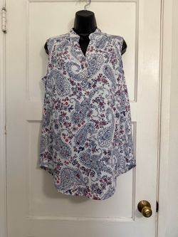 Sleeveless Paisley Print V-Neck Women's Top - White with Blue & Red Floral 🌹