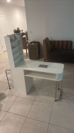 White nail table