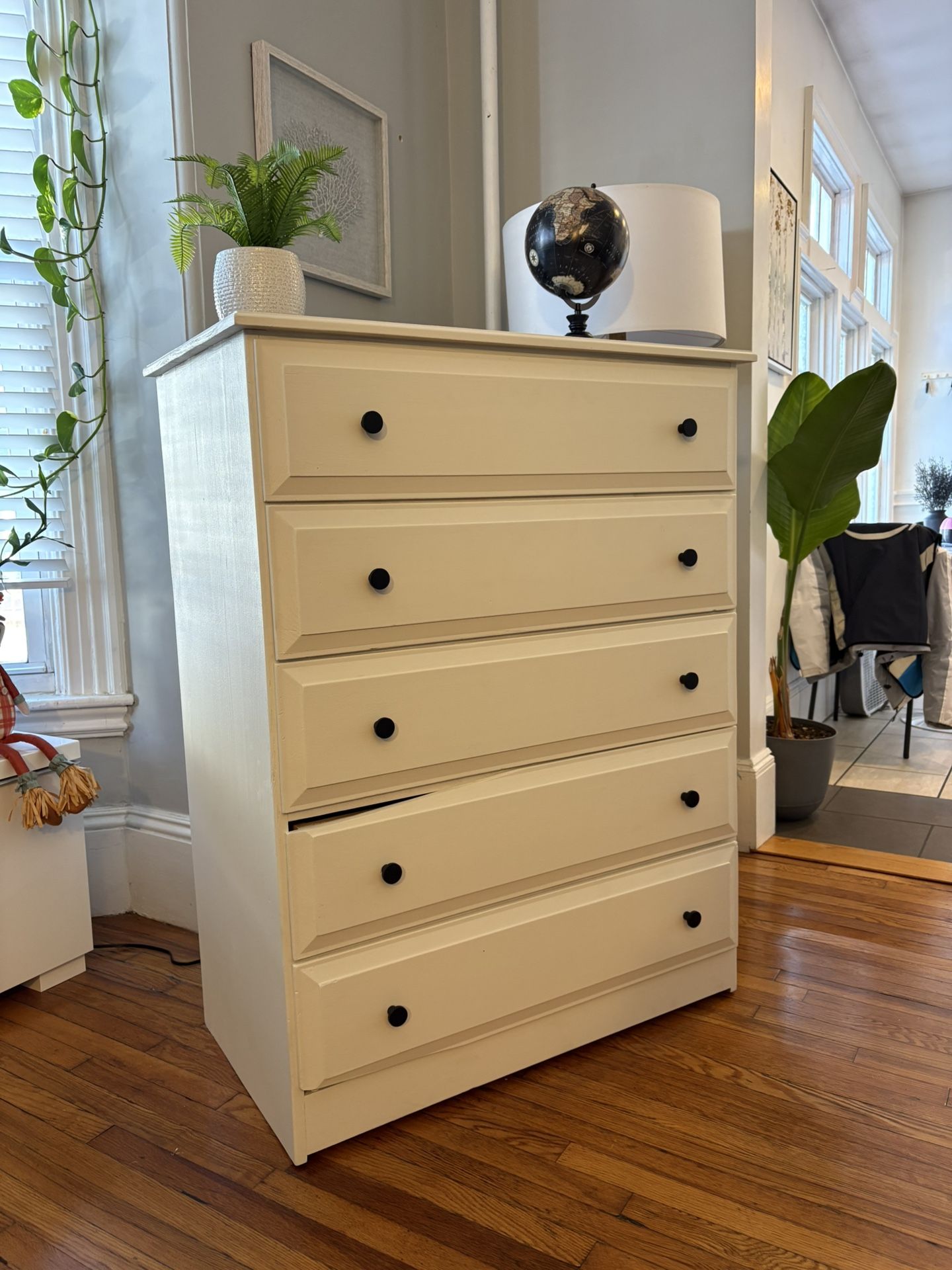 Charming 5-Drawer Wooden Dresser/Chest of Drawers