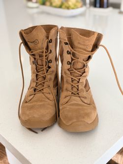 Men’s boots, size 8