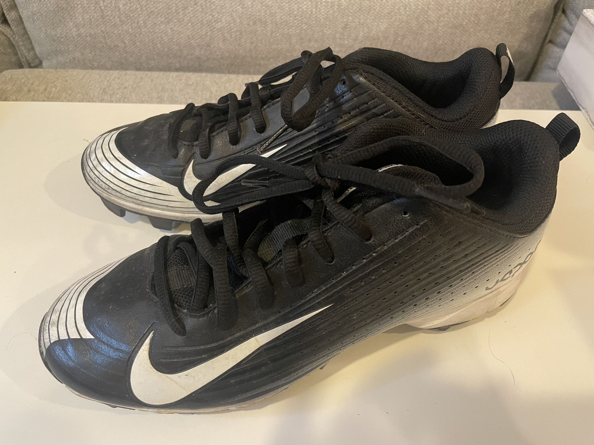 Nike Kids Soccer Cleat Sneaker Sz 6Y Black White