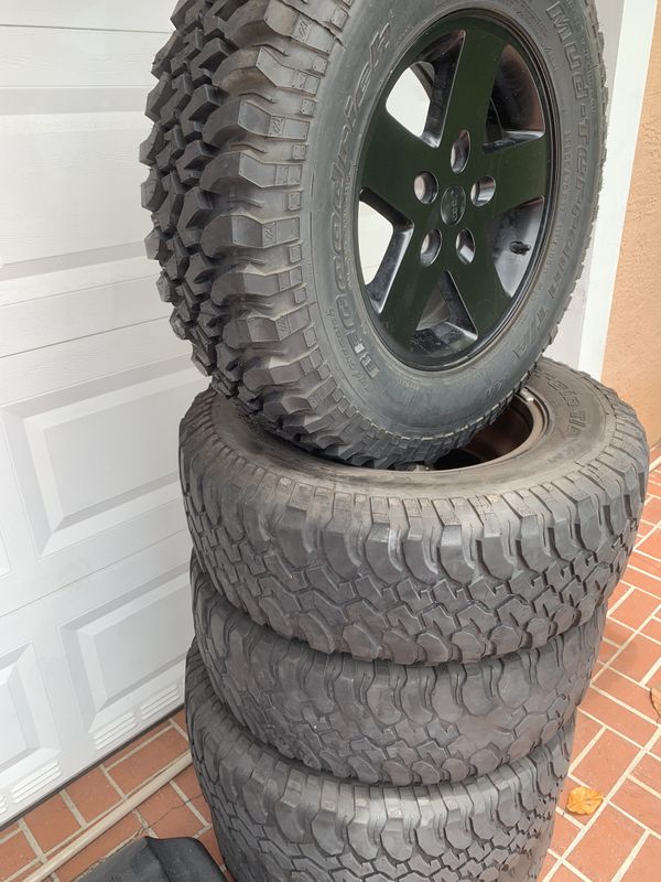 5 rims and tires from Jeep Willys Jk lt 255/75 17 Bf goodrich km 499. for Sale in Miami, FL