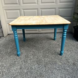 Dining Table With Built In Leaf - Seats 6