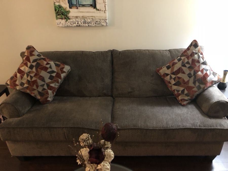 Simmons Bellamy Taupe Sofa For In