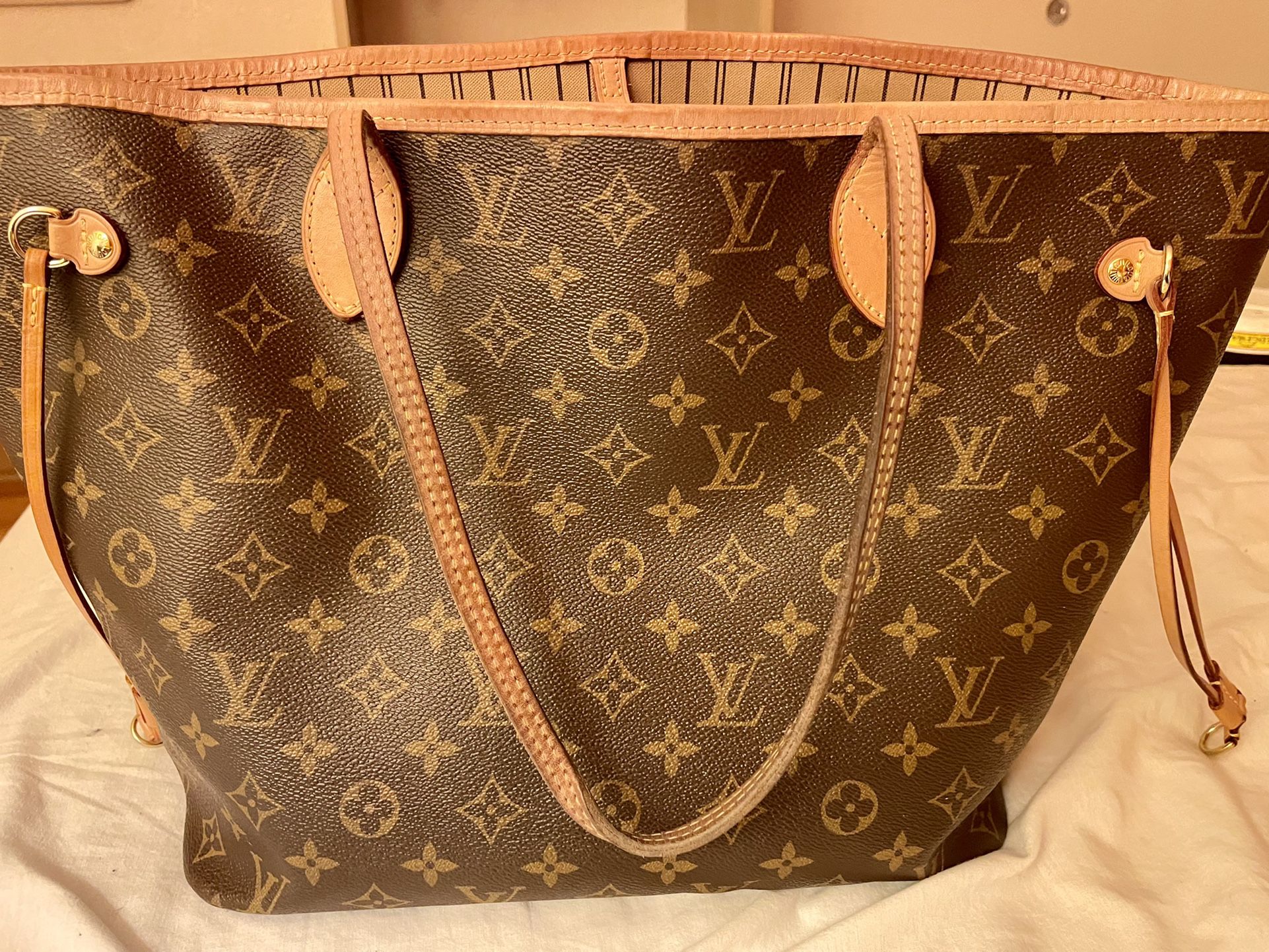 Louis Vuitton Neverfull MM Handbag for Sale in Bellevue, WA