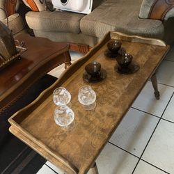 Mesa de centro vintage con set de copas y tazas — madera sólida