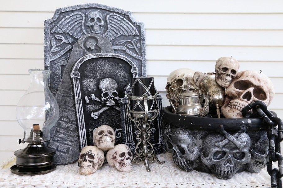 Elegant Haunting Skull, Graveyard and Treasure Halloween Decorations Set - Lantern, Silver, Chain, Etc.
