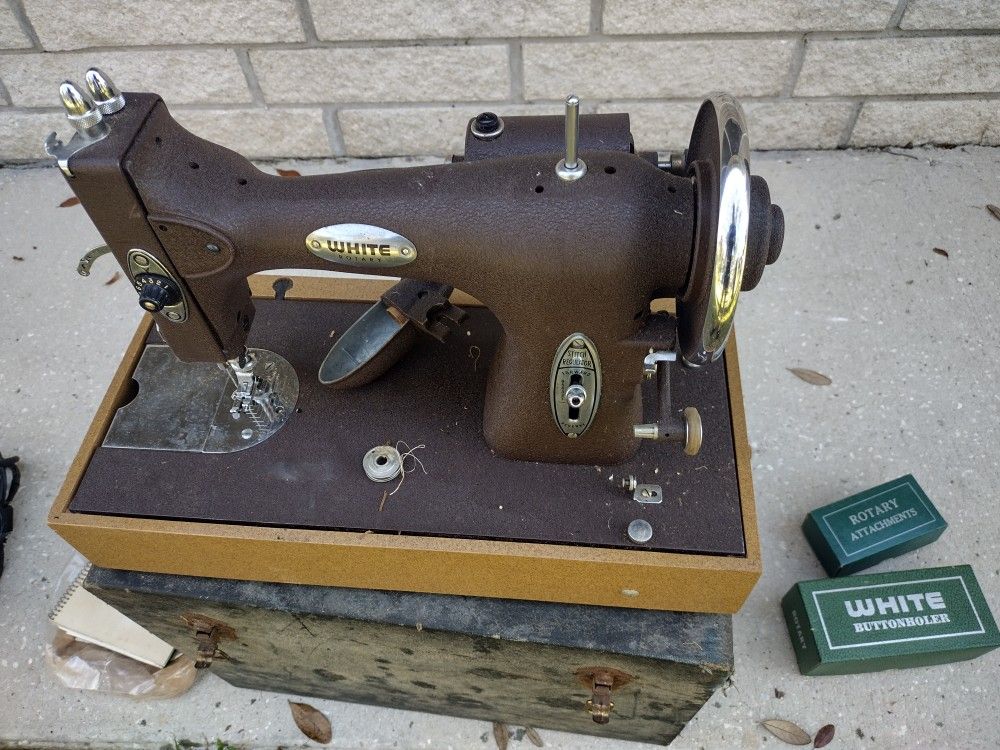 Vintage White E6354 Sewing Machine