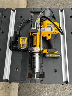 DeWalt DCGG571 Cordless Grease Gun w/20v battery, charger and case