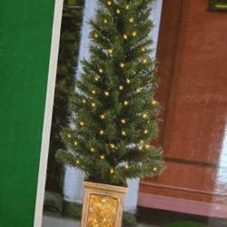 BRAND NEW 4 FOOT PRE LIT TREE WITH LIGHT UP BASE