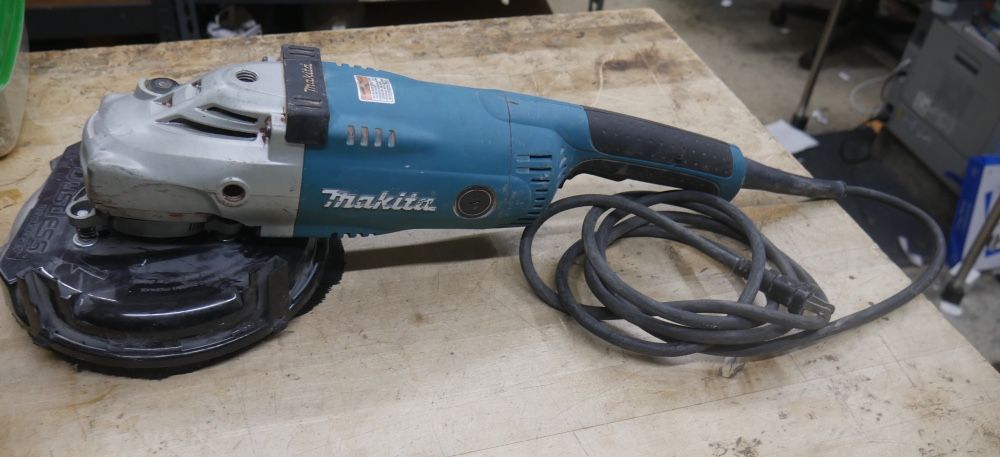 Makita 7" Grinder GA7021 with extra dust guard corded pre owned good condition. used. tested. in a good working order.