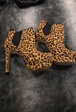 Super sexy Vince camuto leopard booties sz 9.5