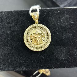 Medusa 10k Pendant 