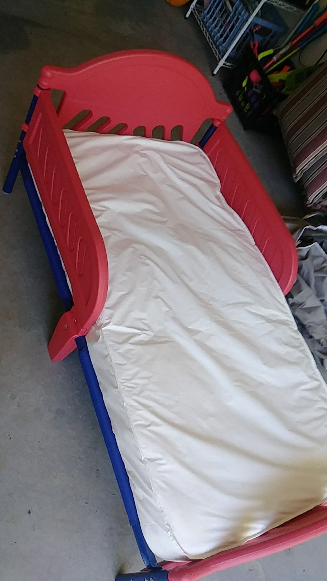 Juvenile bed w/mattress