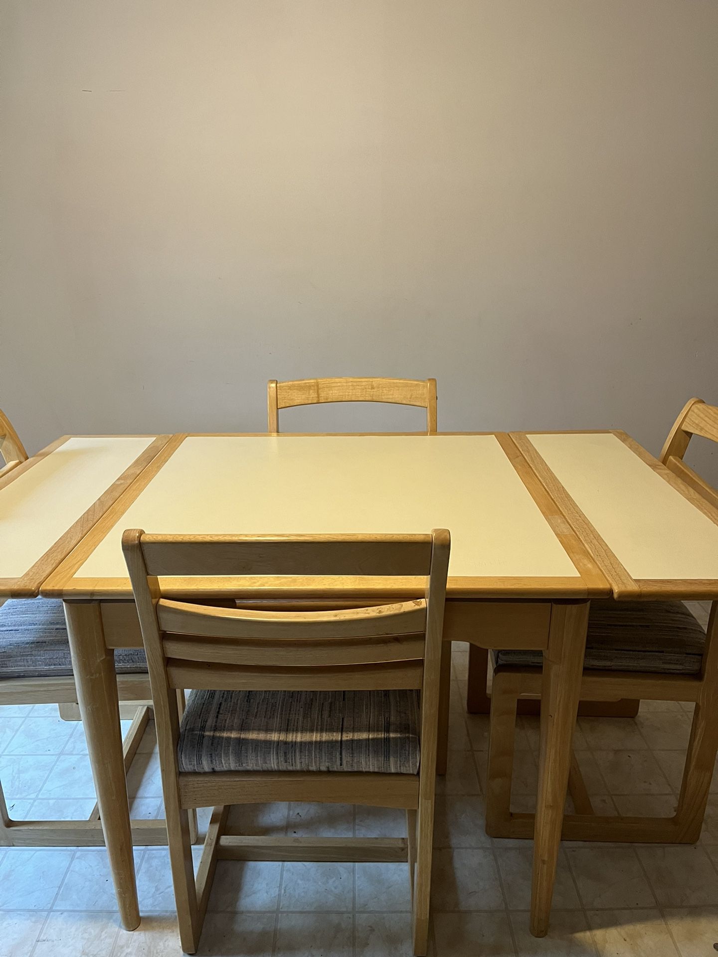 Kitchen/Dining Room Table With 4 Chairs