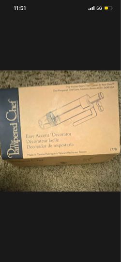 Title: Pampered Chef Easy Accent Decorator #1778 – Cake Decorating Tool with Tips & Original Box