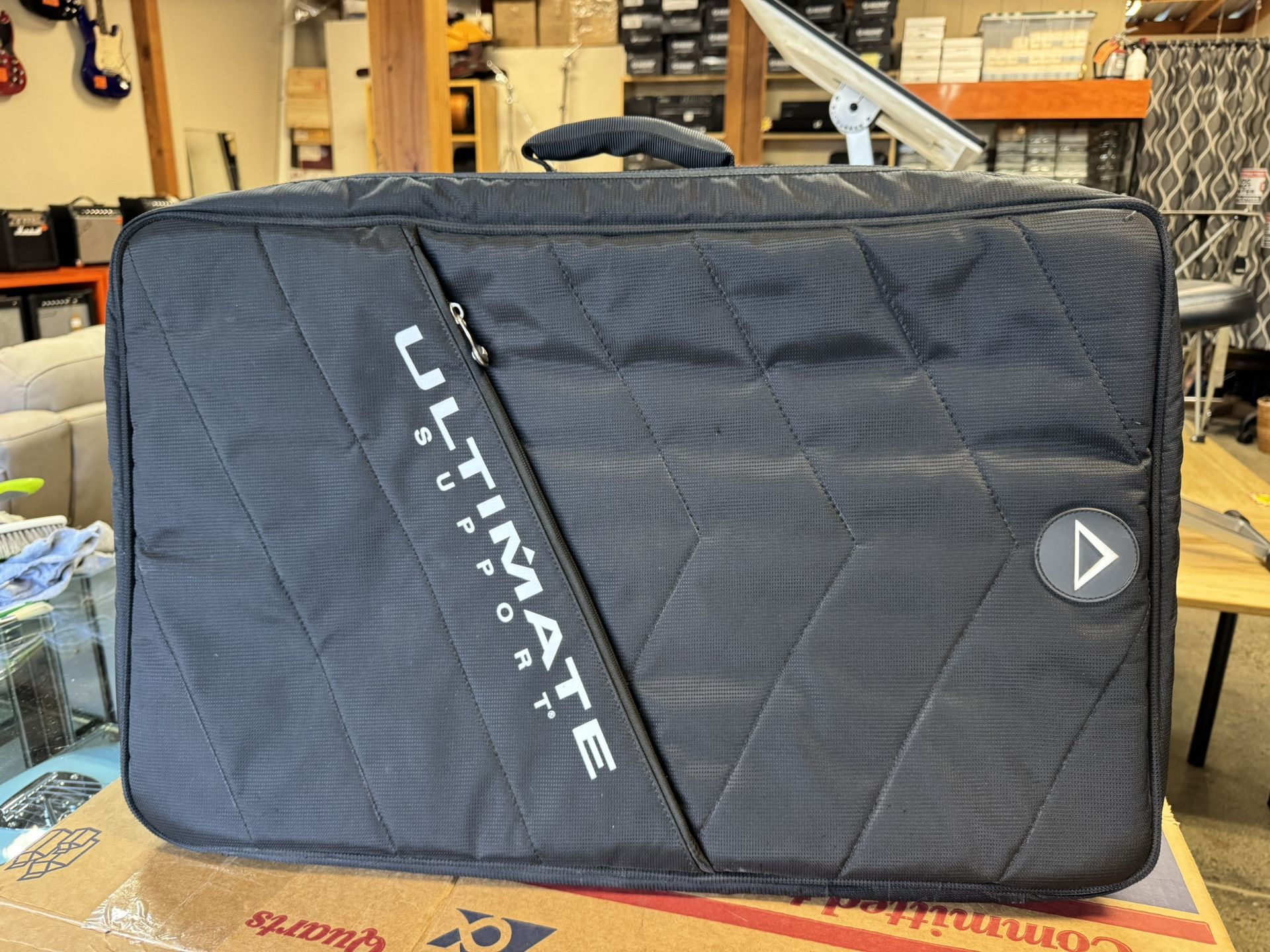 Brand New!! Ultimate Support GSP-500 BK 24"x14.5"Pedalboard with Soft Case