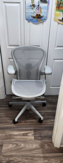 Herman miller Aeron REMASTER ( SIZE B ) FULLY LOADED .