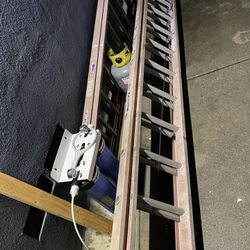 8’ Fiberglass Ladder