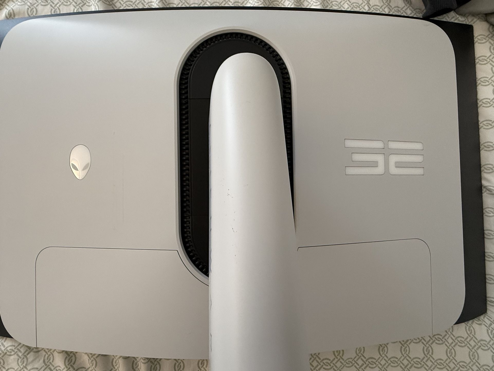 Alienware - AW3225QF 31.6" QD-OLED Curved 4K UHD 240Hz.03-ms G-SYNC Gaming Monitor with HDR (HDMI, USB-C) - Lunar Light