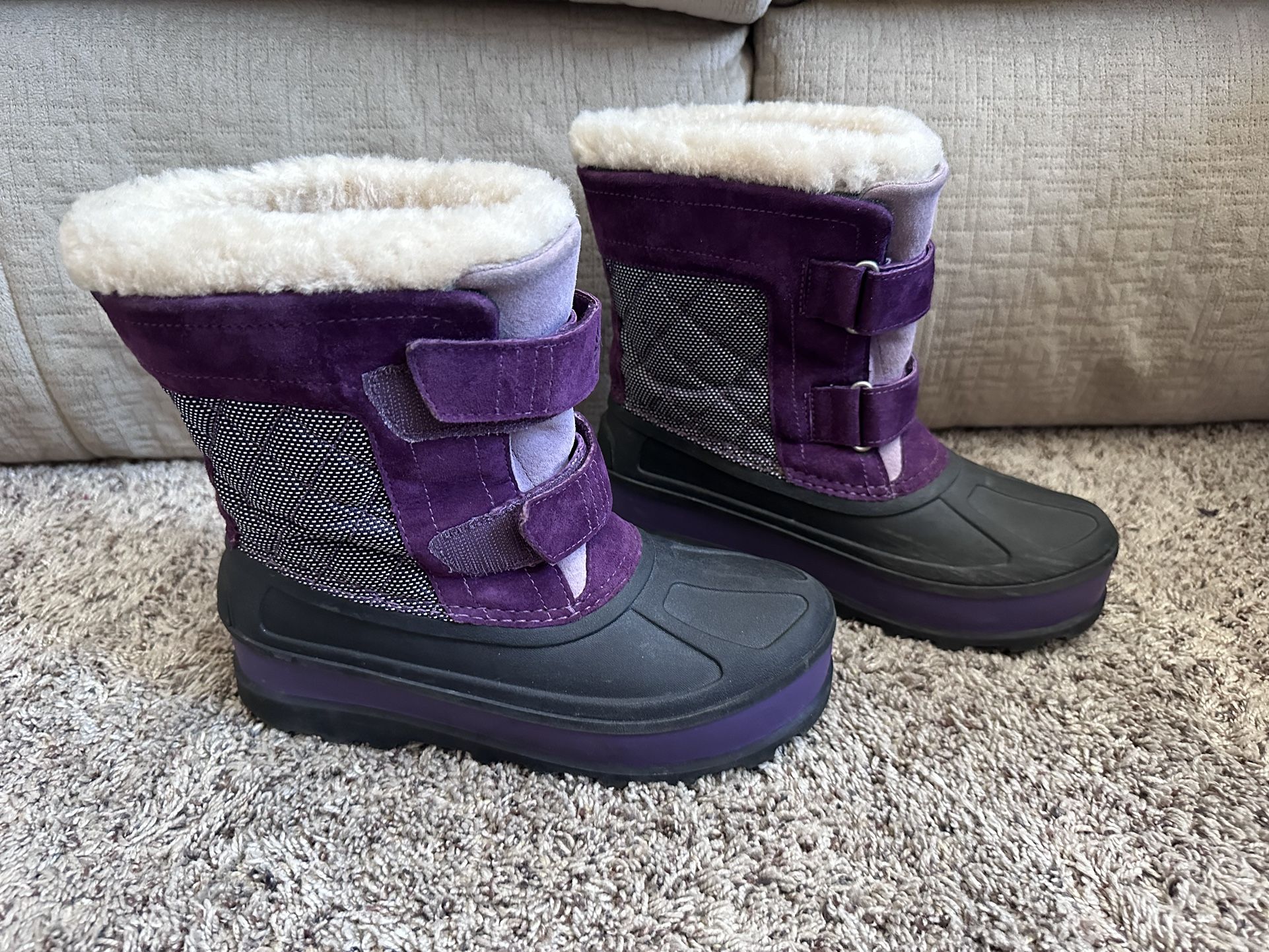 Ugg Australia snow boots size 4 and winter gear/snowboard gear for the family
