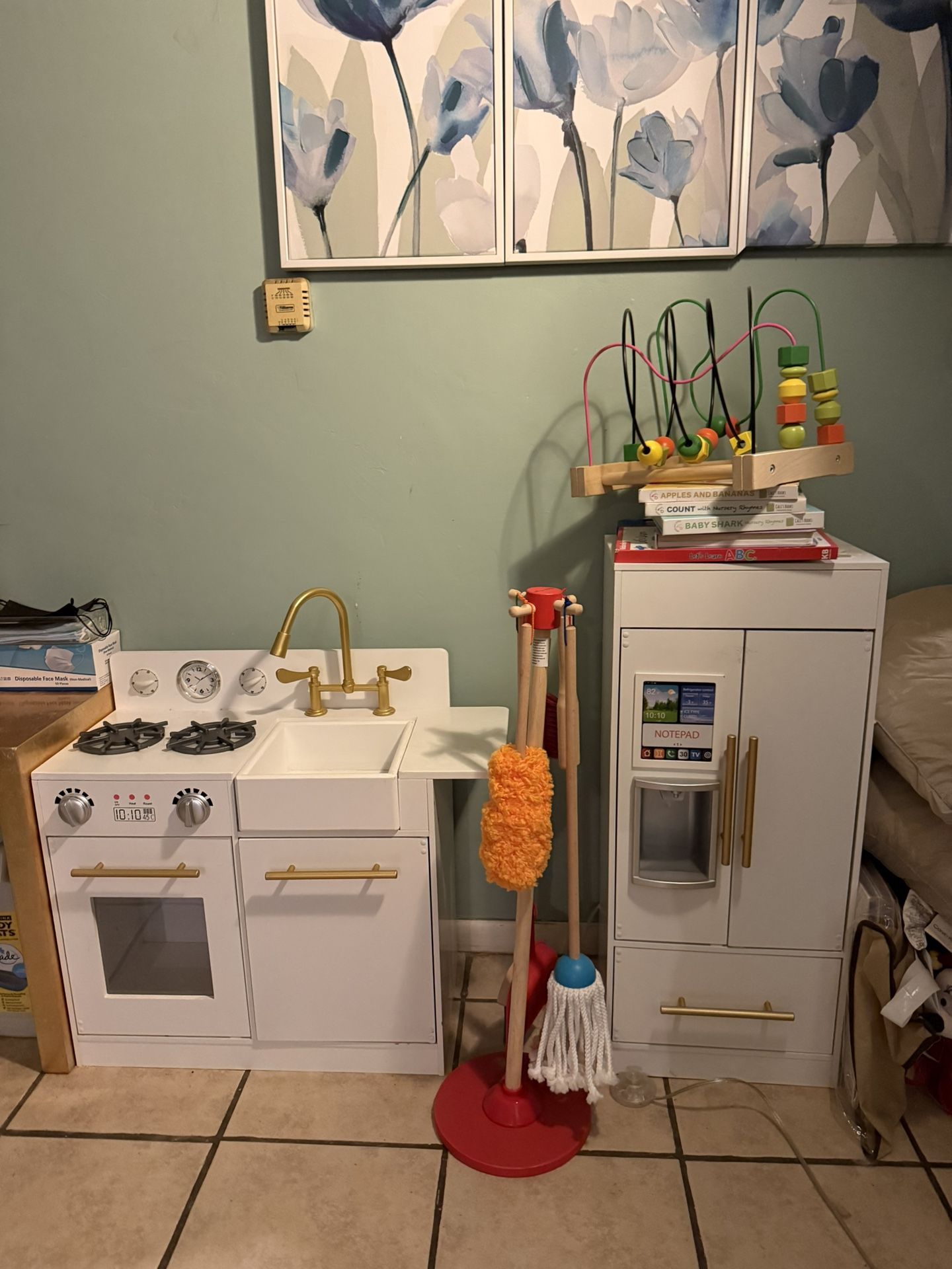 High chair / Play Kitchen