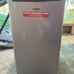 Galanz 3.3cu ft Mini Fridge 
