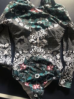 New paddle/ swim/ surf suit size s- med - $30 new!