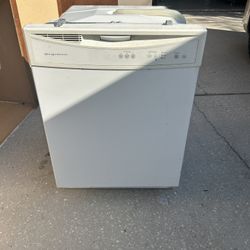 Frigidaire Dishwasher. Works Great 👍 