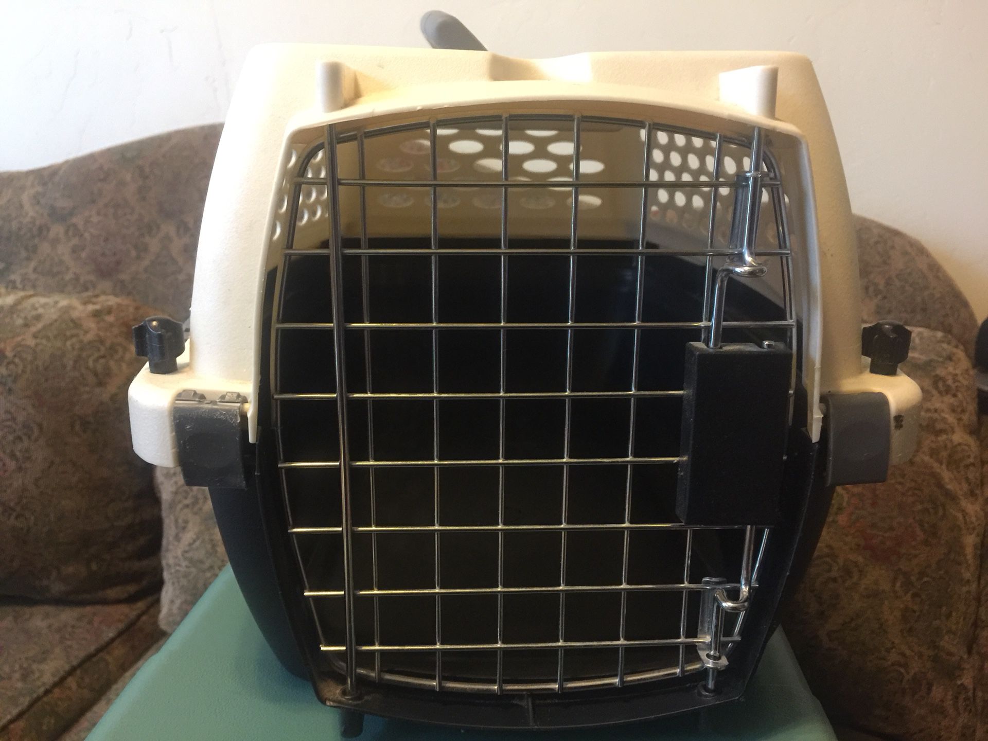Dog or Cat kennel Petmate.