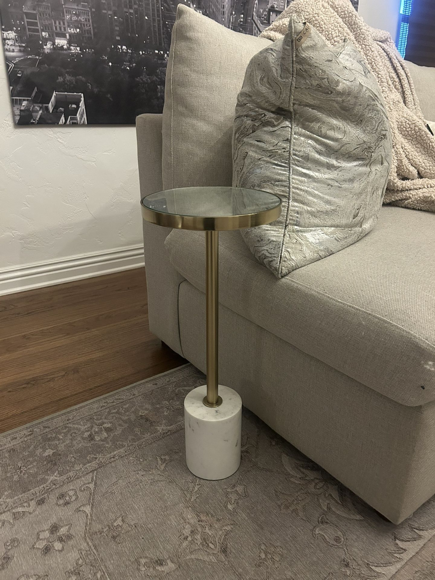 Kate and Laurel Hescott Modern Decorative Round Table with Natural Marble Base and Mirrored Top