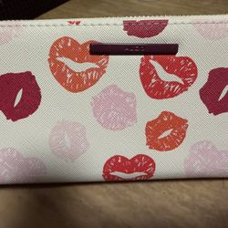 ALDO (NWT) Women's Cream with Kiss Print Wallet/Wristlet