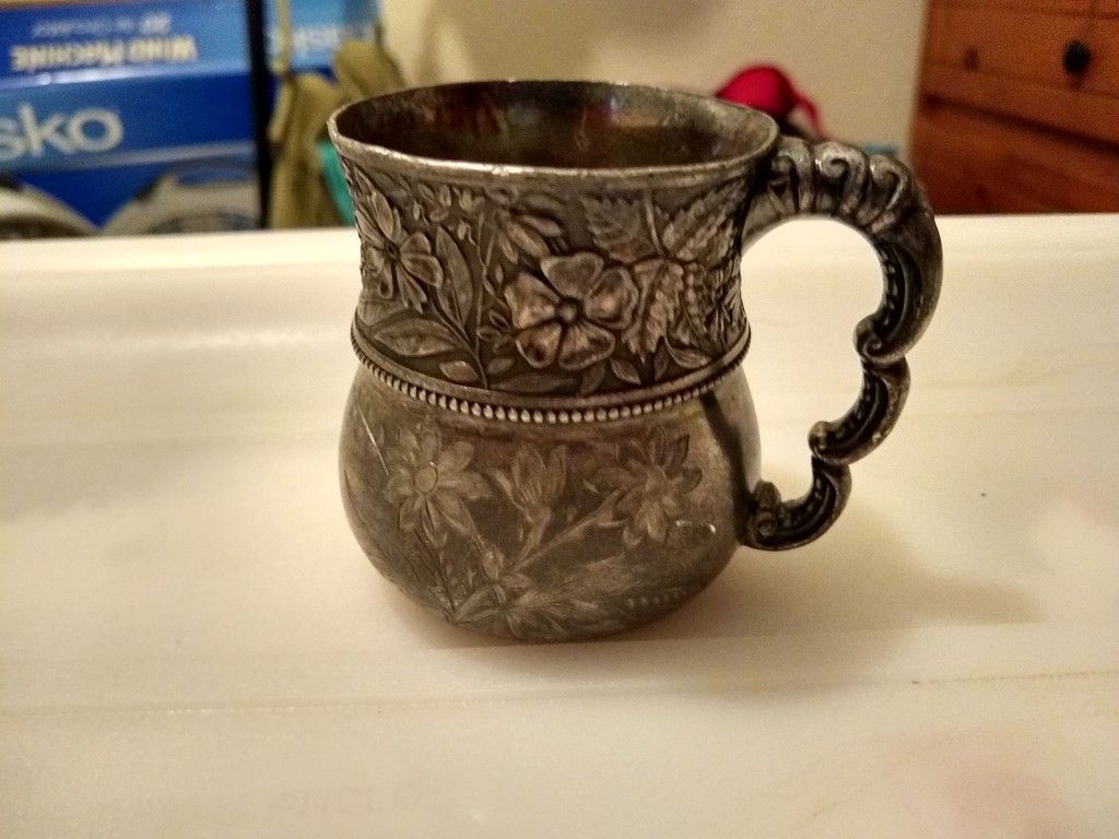 Silver cup. Middletown plate quadruple plate 182 hard white metal B.C gilt