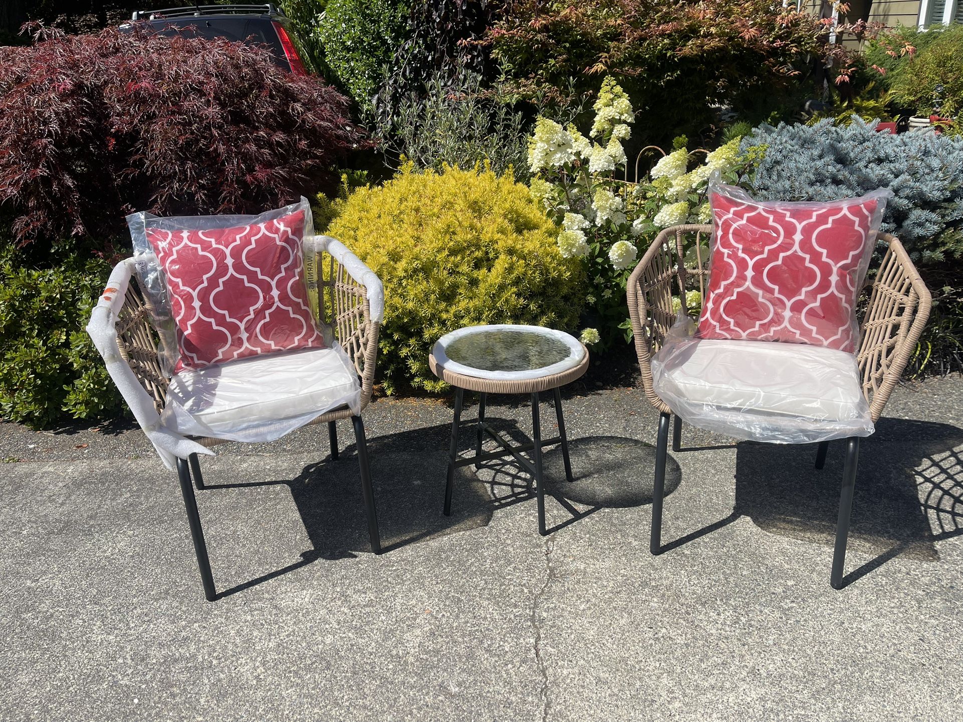 OUTDOOR CHAIR SET WITH GLASS TOP TABLE BRAND NEW JUST BUILT!!!