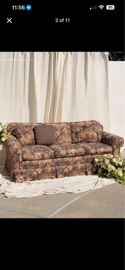 81wx35.5dx18seat h”* BEAUTIFUL Vintage Rose Pattern 3-seat Sofa Couch with Throw Pillows