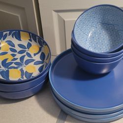 BLUE AND LEMON MOTIF DINNERWARE 