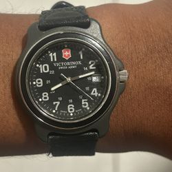 VICTORINOX SWISS ARMY Men's Steel 40mm Water Resistan 100M SWISS MADE