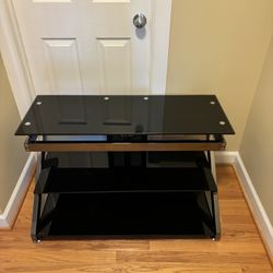 Tv Stand W/3 Shelves.     Great Condition 